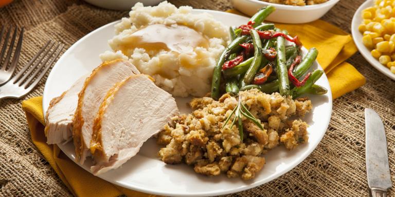 A plate of traditional Thanksgiving dinner
